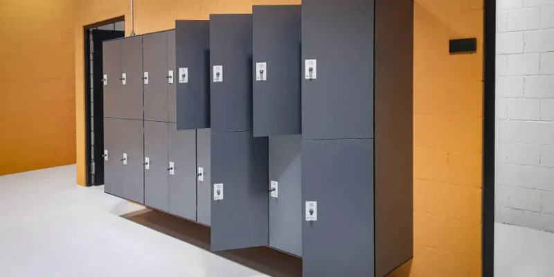 Szafki skrytkowe ubraniowe dla klientów w marketach